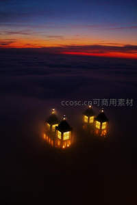 云海之上灯火通明小屋