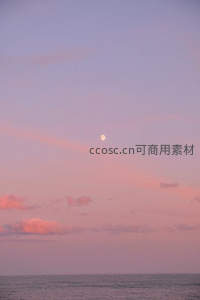 海平线上空的温柔月色