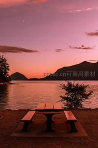 湖畔长椅，新月高悬伴山影