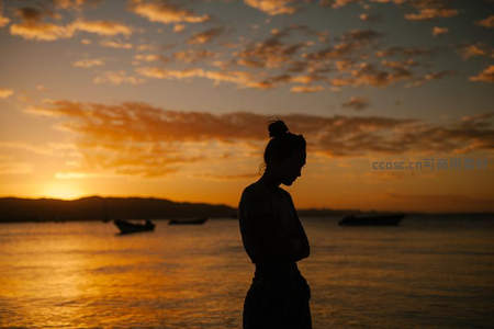 海边剪影女子凝望夕阳