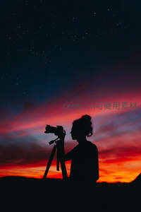 星空下摄影师架机追光