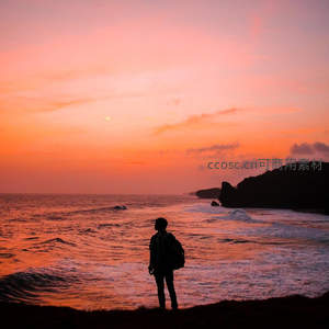 背包客驻足，海岸线沉醉夕阳