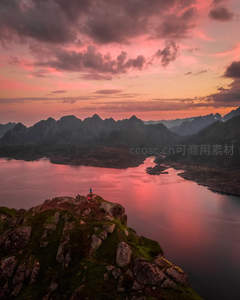 峰顶瞰峡湾，霞光万丈染碧水