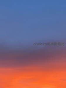 渐变天空，橙蓝交融，暮色温柔降临