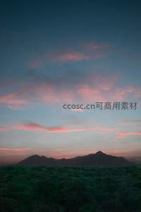沙漠山脉剪影与粉紫暮色天空