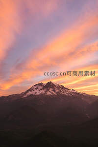 雪山之巅映霞光，云海翻腾染天边