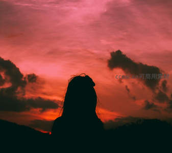 长发少女仰望，血色苍穹诉心事