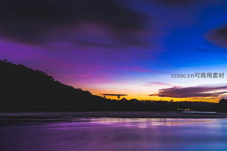 海岸紫霞漫天舞，浪花轻吻夜幕前