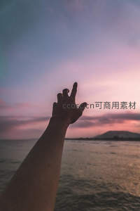 伸出手触碰晚霞，山海之间留剪影