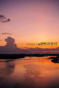 河流之上绚烂黄昏云霞