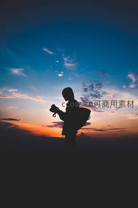 摄影师山顶剪影捕捉日落瞬间