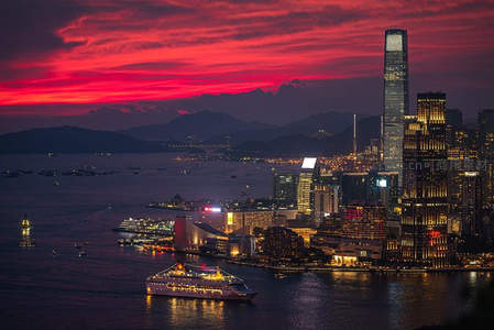 都市夜幕降临前的血色晚霞