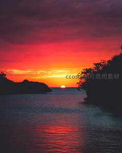 峡湾尽头的血色日落奇景