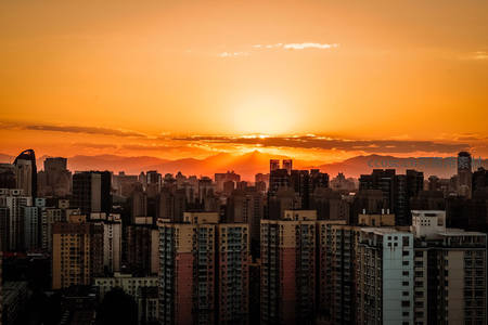 都市楼宇间辉煌的日出光芒