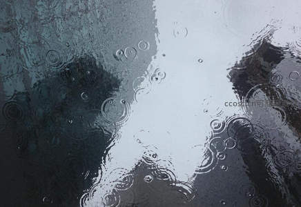 雨滴涟漪，水面倒影如画
