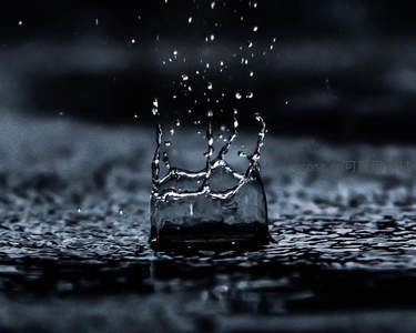 水滴皇冠，瞬间凝固之美