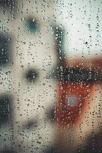 雨滴轻吻玻璃窗，城市朦胧如画