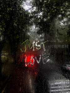 雨中车窗写爱意，霓虹映衬浪漫时