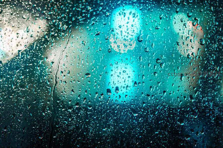蓝调雨夜霓虹灯，水珠折射梦幻光