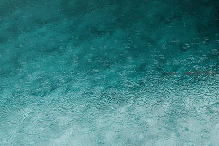 碧水涟漪雨点落，圈圈扩散如诗画