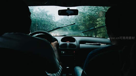车内视角，雨滴滑落挡风玻璃的旅程