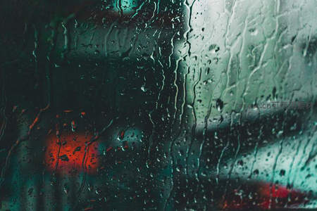 车窗雨痕，霓虹灯光晕染夜色