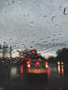 雨中行车，尾灯在水珠间闪烁