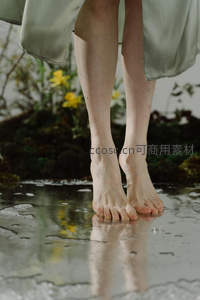 赤足踩水，裙摆轻扬映黄花