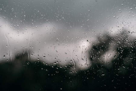 灰蒙雨幕，窗外世界如水墨画