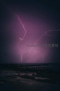 紫电惊雷，撕裂海岸夜空
