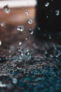 水滴飞溅瞬间的动态美感