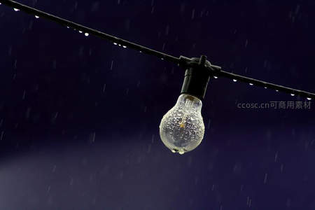 雨夜孤灯，水珠轻挂灯泡之上