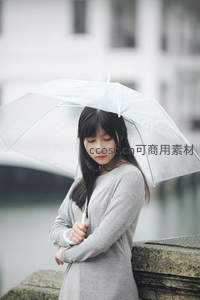 雨中撑伞的少女，静谧而忧郁