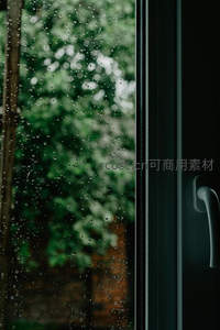 窗上雨滴，窗外绿意朦胧