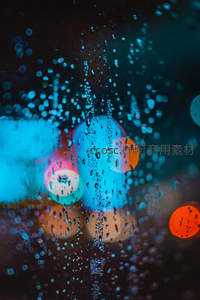 霓虹雨夜，车灯在水珠中绽放