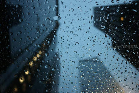雨滴滑落，映照城市夜空轮廓
