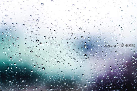窗上雨滴如星点散落模糊远方景致