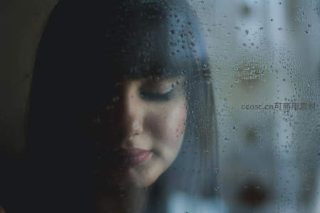 雨滴朦胧中的静谧侧颜