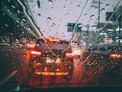雨夜车窗上的霓虹倒影