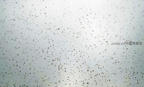 满窗细密雨珠朦胧世界