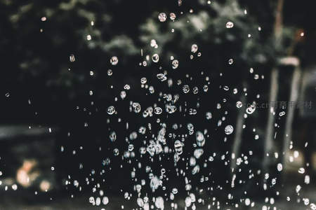 水珠飞溅，瞬间凝固的动态美