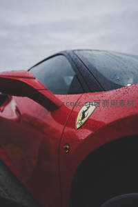 红色法拉利，雨滴点缀的奢华曲线