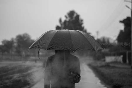 雨中孤影，黑白世界里的沉思者