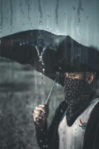 雨中撑伞的神秘旅人