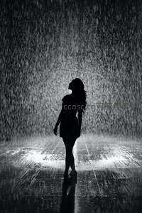 雨幕中仰望的女性剪影