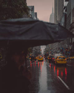 雨中纽约街头黄出租车与帝国大厦