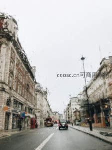 雨滴模糊伦敦街景红色电话亭