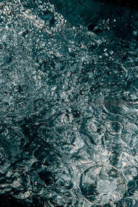 水面涟漪翻涌，气泡光影交织成流动画卷