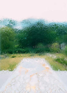 雨滴滑落车窗，窗外绿野朦胧如画