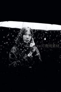 黑白雨夜，女子撑伞凝视镜头